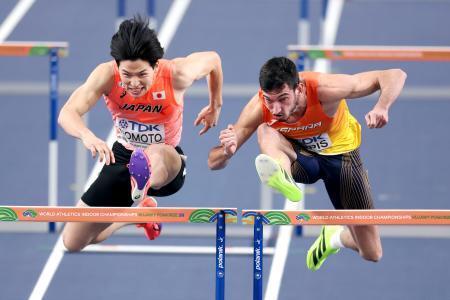 　男子６０メートル障害準決勝で力走する野本周成（左）＝トルン（ゲッティ＝共同）