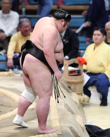 栃丸に寄り切りで敗れ、春場所を１５戦全敗で終えた剣翔（撮影・中田匡峻）