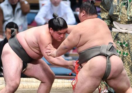 大雄翔（右）を攻める徳之武蔵（撮影・中田匡峻）