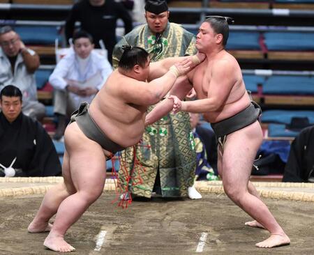 大雄翔（左）の攻めをこらえる徳之武蔵（撮影・中田匡峻）
