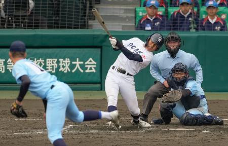 　近江-大垣日大　タイブレークの１０回表大垣日大１死二、三塁、代打高橋が右翼に２点二塁打を放つ。投手上田、捕手杉本＝甲子園