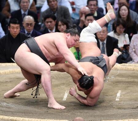 木竜皇（右）を上手投げで破り、序二段優勝を決めた旭富士（撮影・中田匡峻）