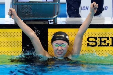 　女子８００メートル自由形決勝でゴールし、ガッツポーズする梶本一花。８分２３秒１１の日本新で優勝した＝東京アクアティクスセンター