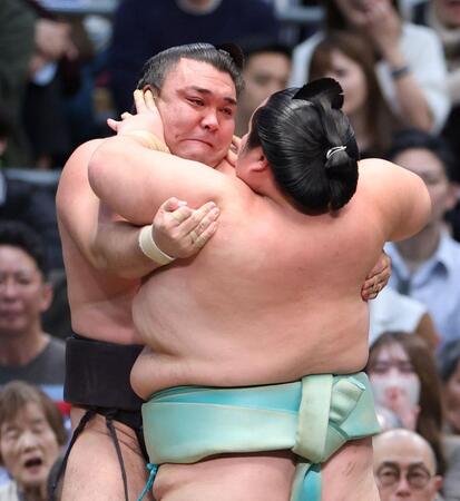 琴桜（手前）に押し出しで敗れる霧島（撮影・中田匡峻）