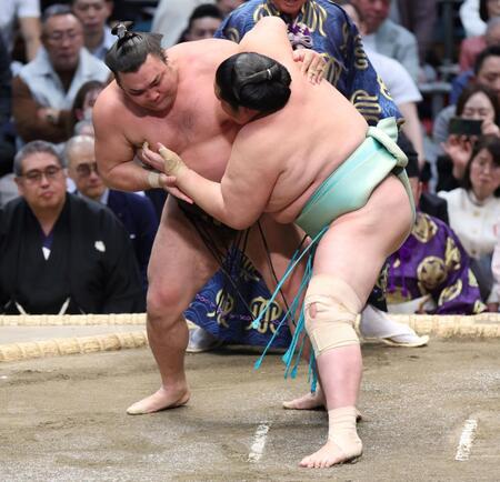 琴桜（右）に攻め込まれる霧島（撮影・中田匡峻）