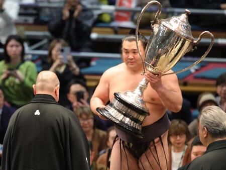 八角理事長から賜杯を受け、一礼をする霧島（撮影・坂部計介）