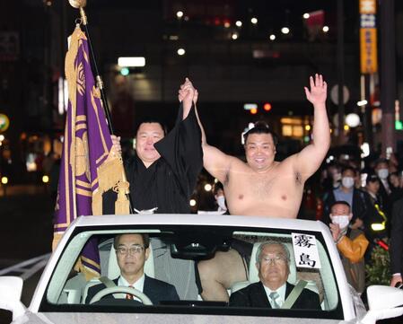 ファンの声援を受け、パレードに出発する霧島（撮影・坂部計介）