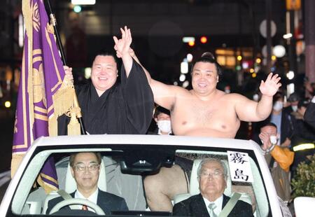 ファンの声援に応え、パレードに出発する霧島（撮影・坂部計介）