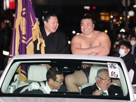 笑顔でパレードに出発する霧島（撮影・坂部計介）