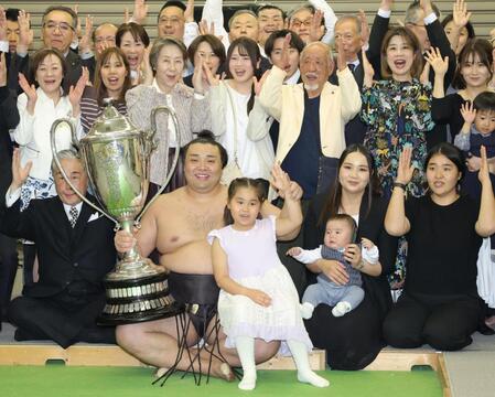 支度部屋で家族、関係者らと万歳をする霧島