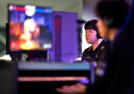 　「ストリートファイター６」で優勝したひぐち（奥）＝２２日、愛知県国際展示場