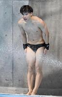 男子高飛び込み決勝の演技を終え、一礼する玉井陸斗