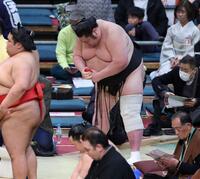 栃丸に寄り切りで敗れ、春場所を１５戦全敗で終えた剣翔は深々と一礼し引き揚げる（撮影・中田匡峻）