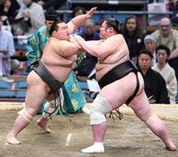 栃丸（左）に攻め込まれる剣翔（撮影・中田匡峻）