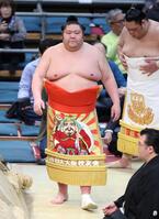 土俵入りを行う剣翔（撮影・中田匡峻）