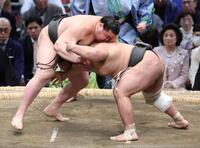 木竜皇（右）の上手を取りに行く旭富士（撮影・中田匡峻）