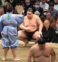 木竜皇（手前）との優勝決定戦を制した旭富士（撮影・坂部計介）
