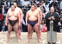 協会あいさつで土俵に上がる（左から）霧島、豊昇龍、八角理事長（撮影・中田匡峻）