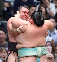 琴桜（手前）に押し出しで敗れる霧島（撮影・中田匡峻）