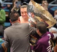 笑顔で内閣総理大臣杯を受ける霧島（撮影・坂部計介）