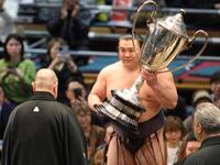 八角理事長から賜杯を受け、一礼をする霧島（撮影・坂部計介）