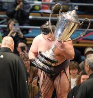 八角理事長から賜杯を受け、一礼をする霧島（撮影・坂部計介）