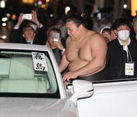 締め込み姿のままパレードに出発する霧島（撮影・坂部計介）