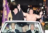 ファンの声援に応え、パレードに出発する霧島（撮影・坂部計介）