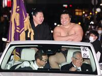 笑顔でパレードに出発する霧島（撮影・坂部計介）