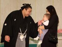 長男・トゥグドゥルくんに笑顔を見せる霧島。右はホラン夫人（撮影・中田匡峻）