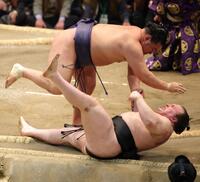 掛け投げで安青錦を下した豊昇龍（撮影・坂部計介）