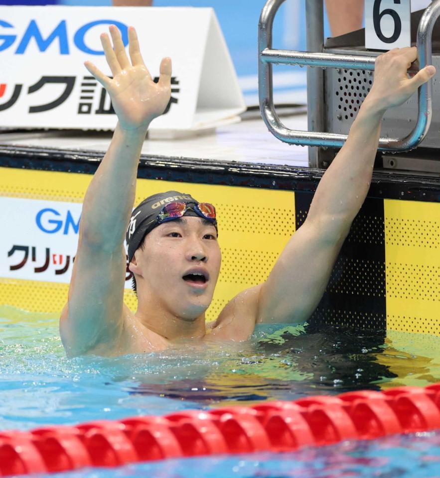 男子２００ｍ平泳ぎ決勝で勝利し、スタンドに手を振る大橋信（撮影・西岡正）