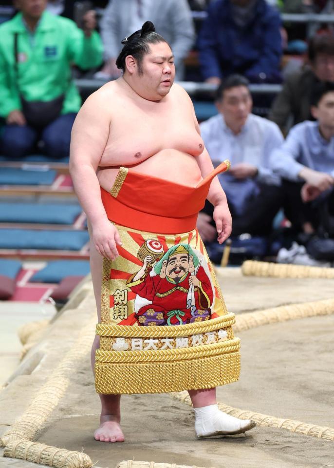 土俵入りを行う剣翔（撮影・中田匡峻）