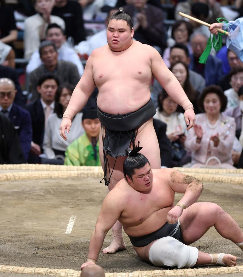 木竜皇（下）を上手投げで破り、序二段優勝を決めた旭富士（撮影・中田匡峻）