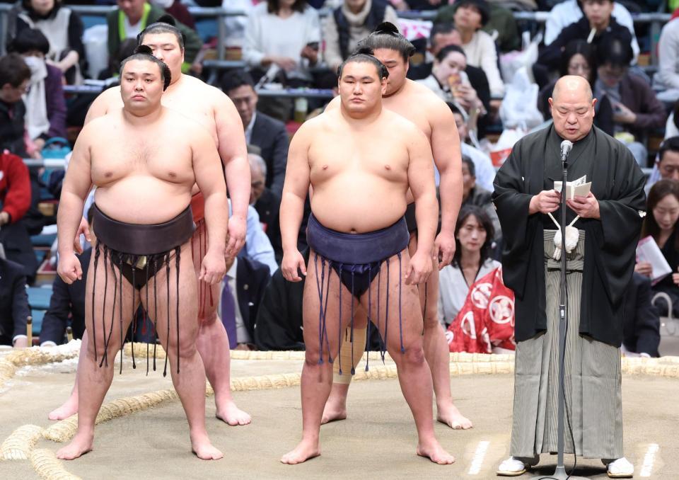 協会あいさつで土俵に上がる（左から）霧島、豊昇龍、八角理事長（撮影・中田匡峻）