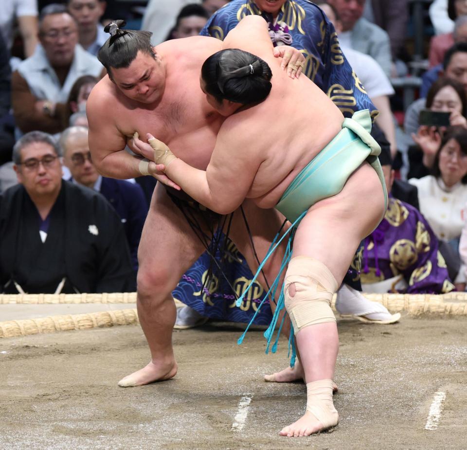 琴桜（右）に攻め込まれる霧島（撮影・中田匡峻）