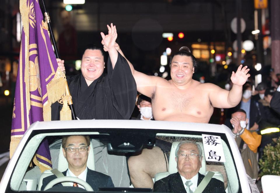 ファンの声援に応え、パレードに出発する霧島（撮影・坂部計介）