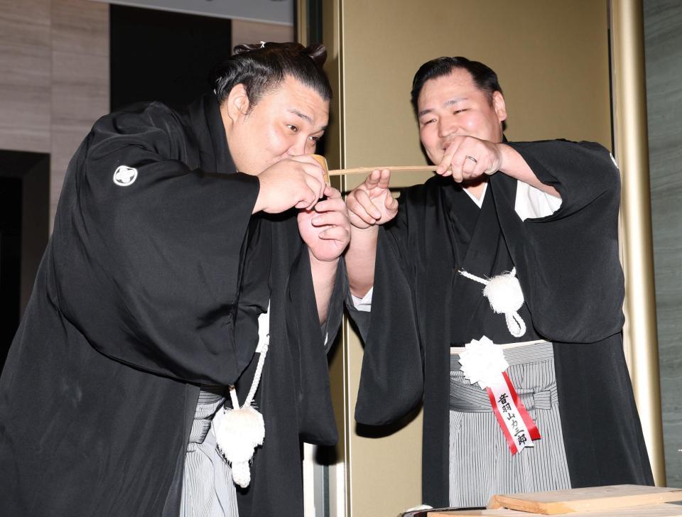師匠の音羽山親方（右）に水を付けてもらう霧島（撮影・中田匡峻）