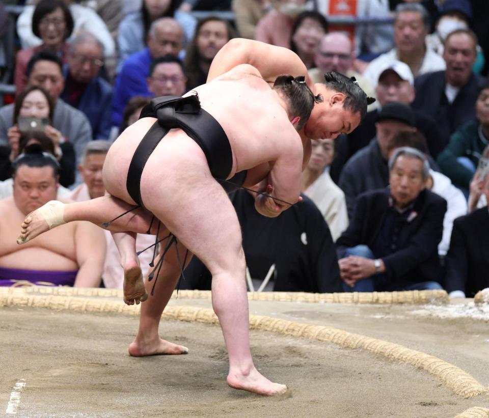 安青錦（手前）を掛け投げで下す豊昇龍（撮影・中田匡峻）