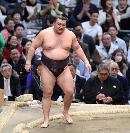 琴桜に押し出しで敗れた霧島（撮影・中田匡峻）