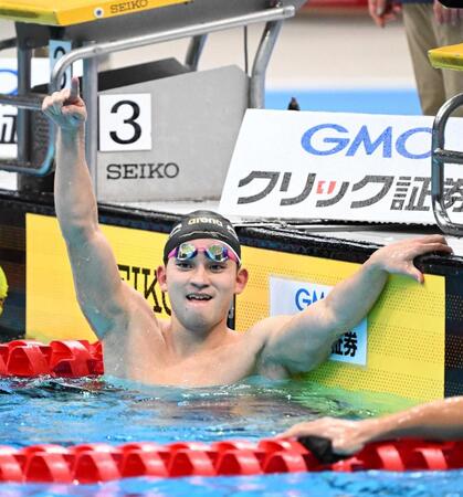 　男子１５００メートル自由形決勝、１４分４５秒５７の日本新で制しポーズを決める田渕海斗