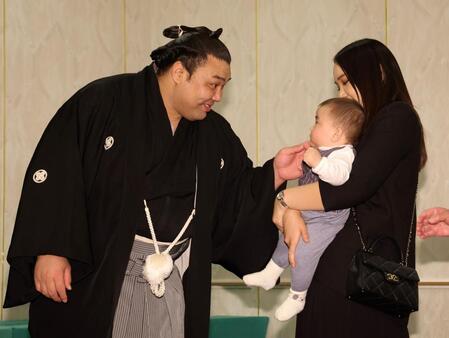 長男・トゥグドゥルくんに笑顔を見せる霧島。右はホラン夫人＝ホテルグランヴィア大阪（撮影・中田匡峻）