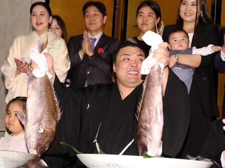 ３回目の幕内優勝を果たし、鯛を持って笑顔の霧島（撮影・中田匡峻）