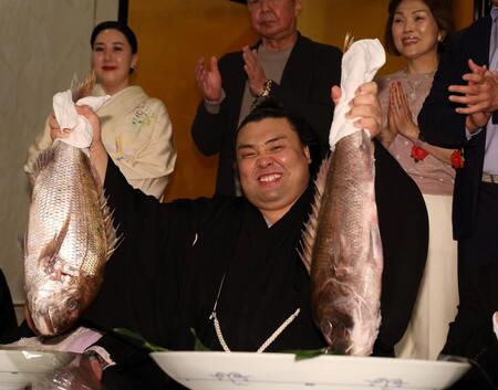 ３回目の幕内優勝を果たし、鯛を持って笑顔の霧島（撮影・中田匡峻）