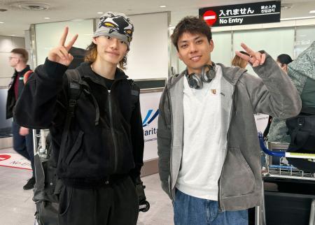 　今季最終戦を終えて帰国したスノーボード男子の山田琉聖（左）と平野流佳＝２３日午前、成田空港