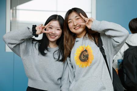 　プラハの空港に到着し、ポーズをとるフィギュアスケート女子の坂本花織（右）と中井亜美＝２３日（共同）