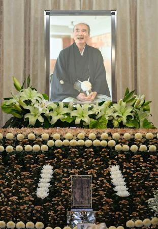 　大相撲元大関若嶋津、日高六男さんの通夜で祭壇に飾られた遺影＝２３日午後、千葉県市川市