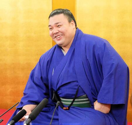 会見中に笑顔を見せる霧島