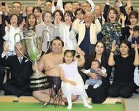 支度部屋で家族、関係者らと万歳をする霧島