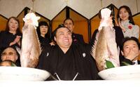 鯛を持ち、３回目の優勝をかみしめる（撮影・中田匡峻）　